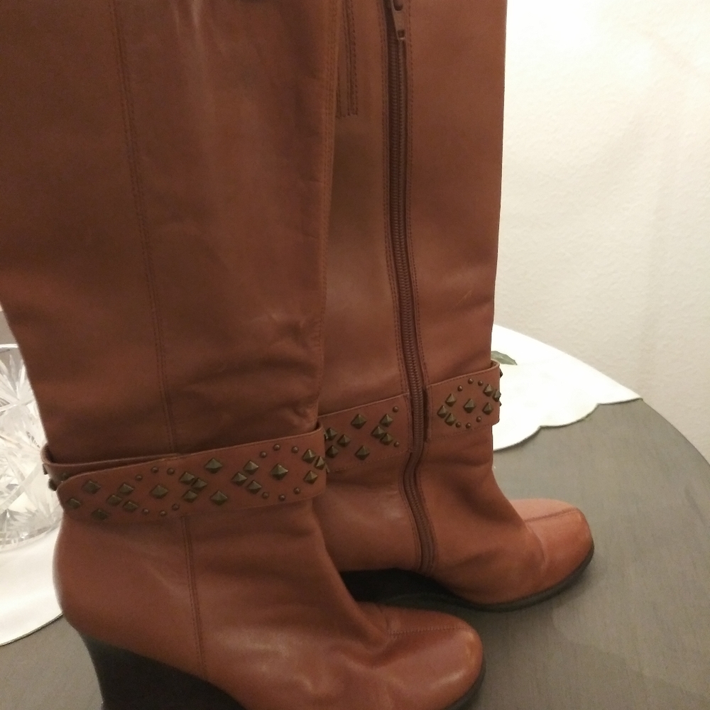 Wedge tan leather boots